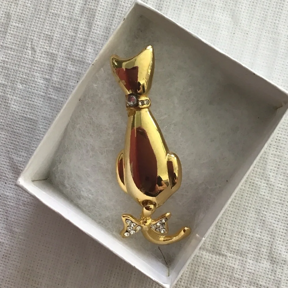 Chic Gold Color Cat Brooch with Sparkling Accents